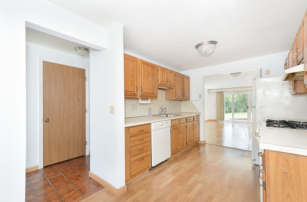 115 Ridgefield Circle, Unit A Clinton, MA 01510 - Photo 3 of 16 Gallery Image 3