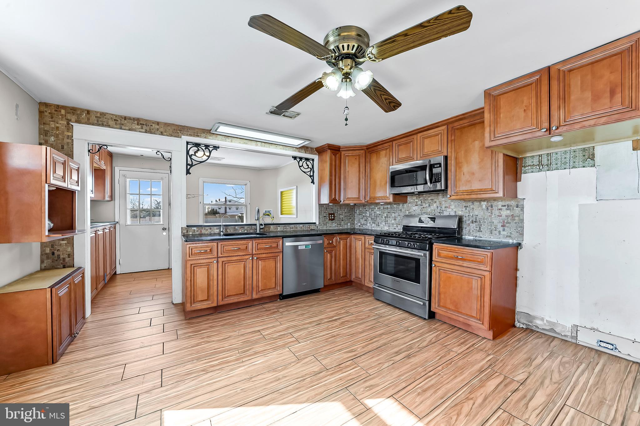 22 Partridge Avenue Ridley Park, PA 19078 - Photo 8 of 32 KITCHEN - GAS STOVE