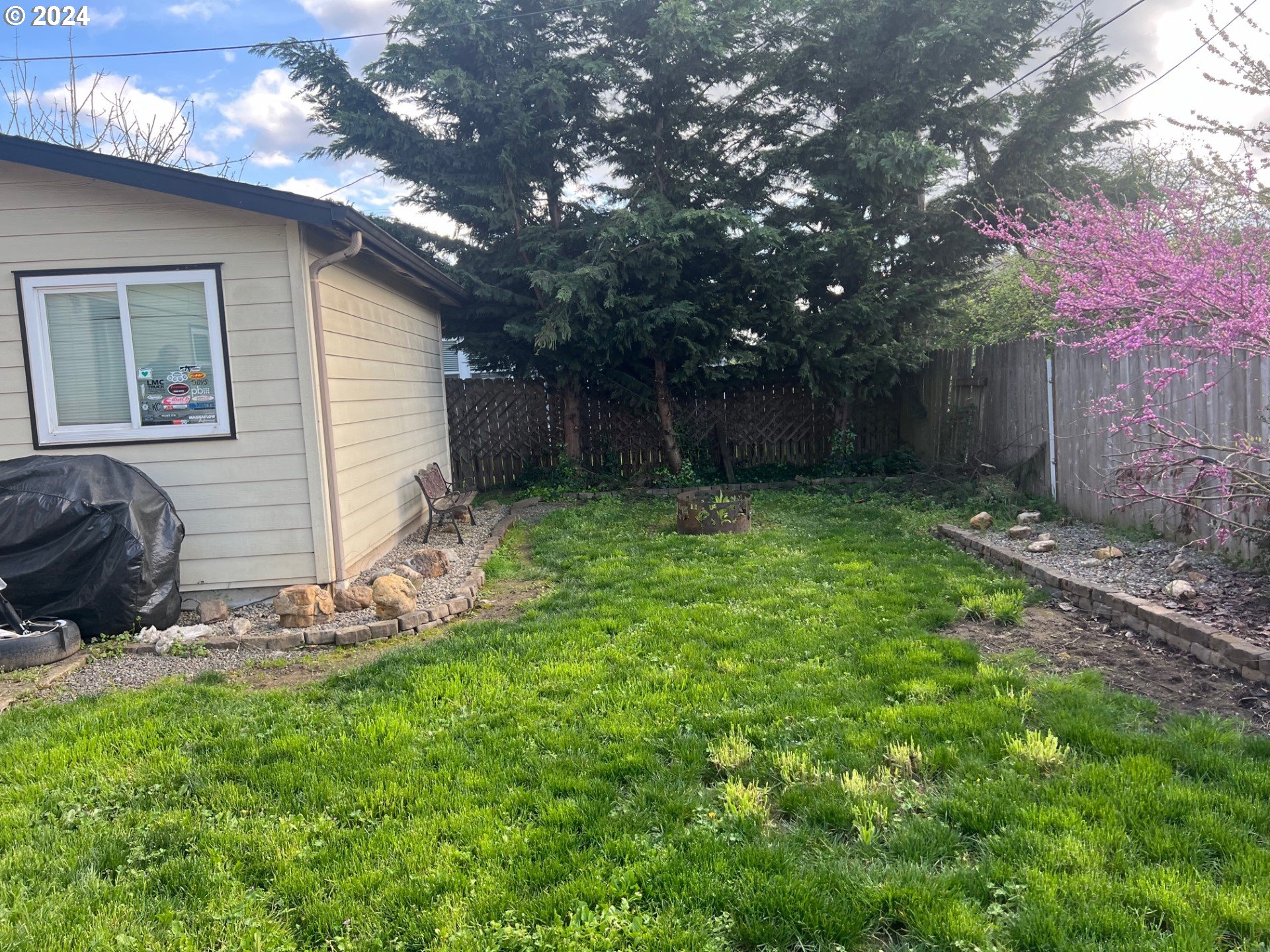 260 North 23rd Street Springfield, OR 97477 - Photo 14 of 16 a backyard of a house with table and chairs