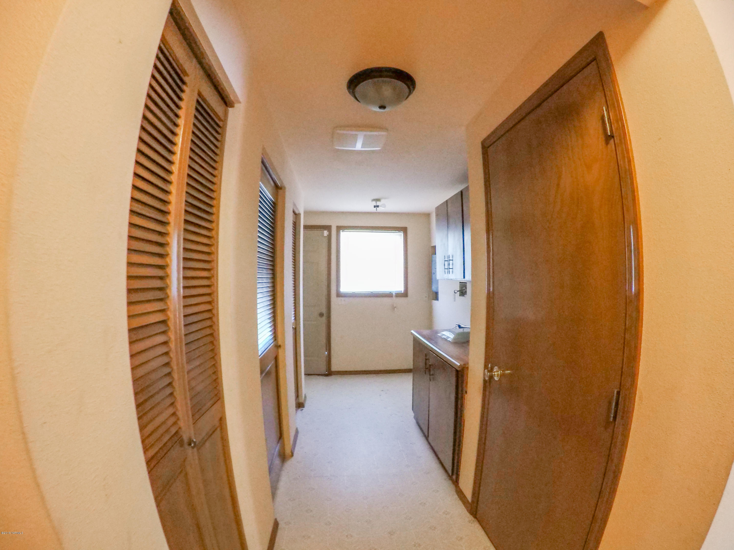 13406 Summitview Ext Road Yakima, WA 98908 - Photo 13 of 26 a view of hallway with a mirror