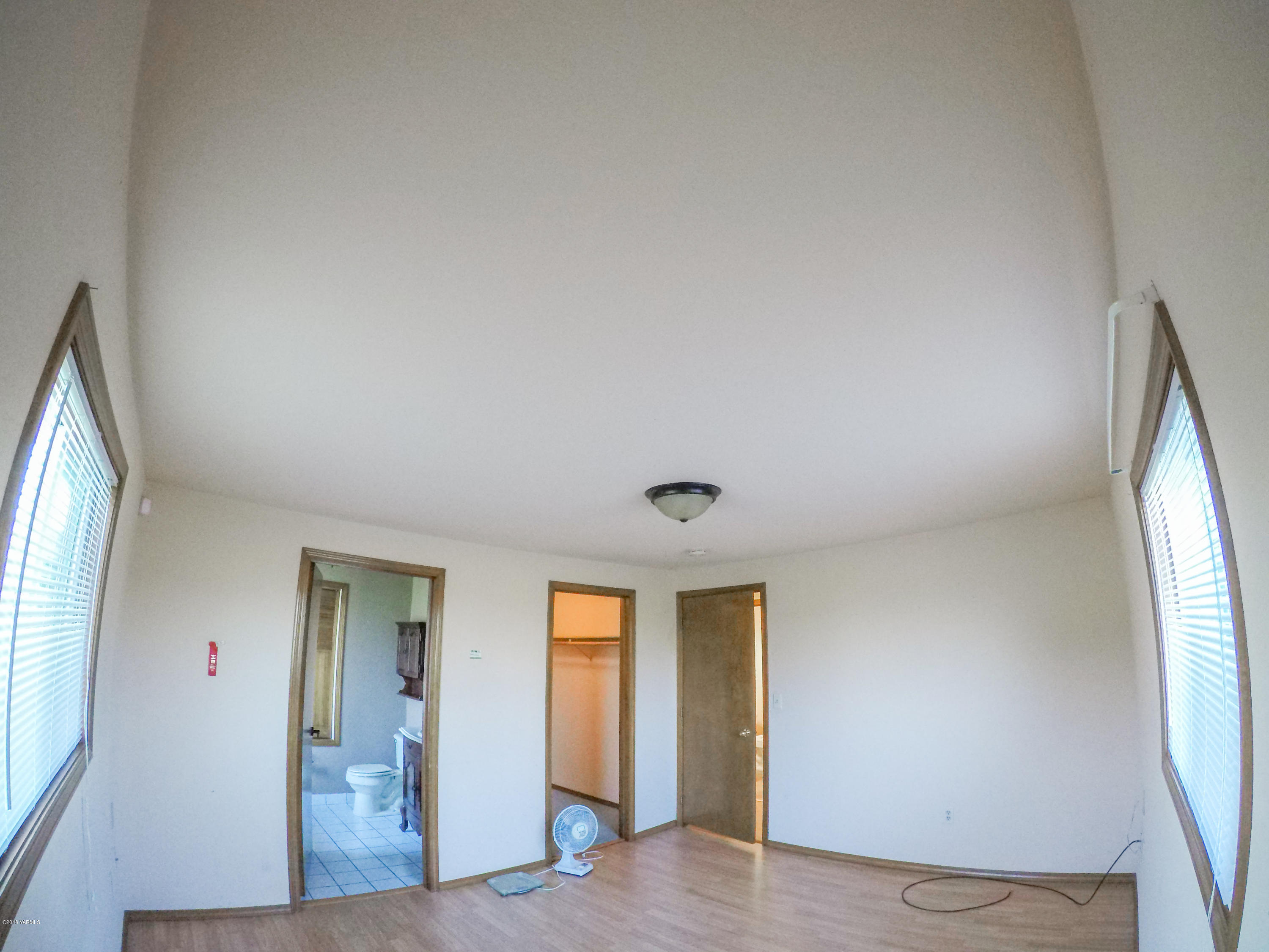 13406 Summitview Ext Road Yakima, WA 98908 - Photo 20 of 26 an empty room with windows