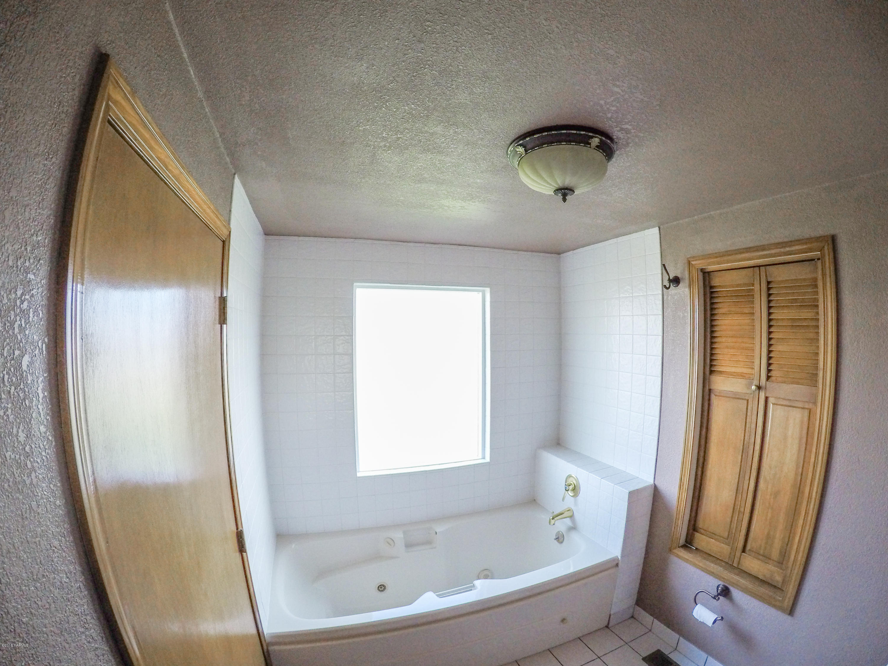 13406 Summitview Ext Road Yakima, WA 98908 - Photo 22 of 26 a bathroom with a bathtub and a shower
