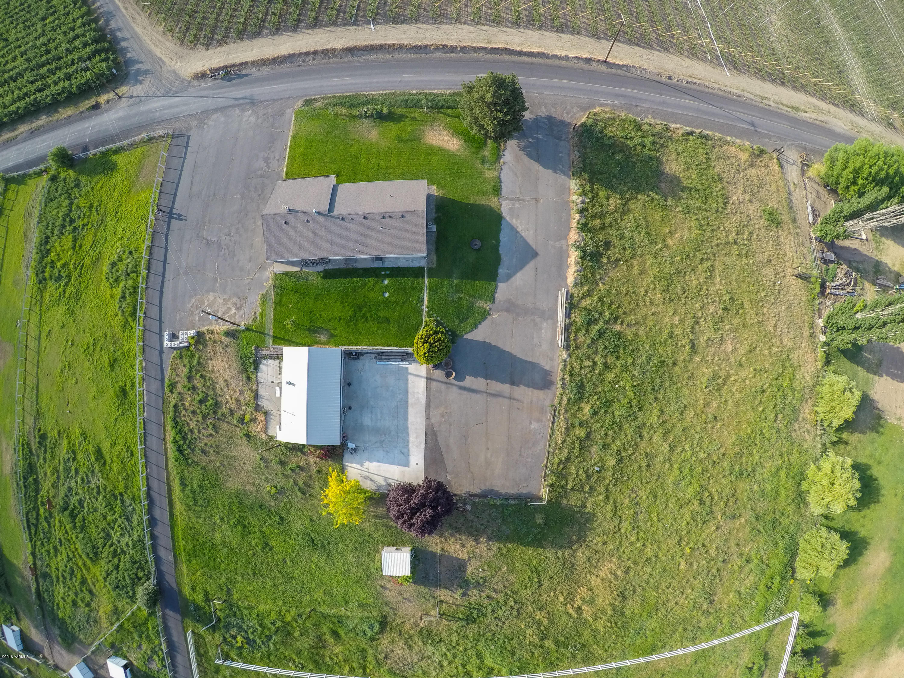 13406 Summitview Ext Road Yakima, WA 98908 - Photo 5 of 26 a picture of a yard