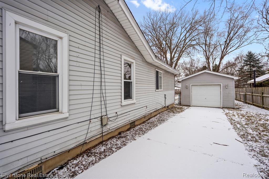 102 Court Street Pontiac, MI 48342 - Photo 4 of 18