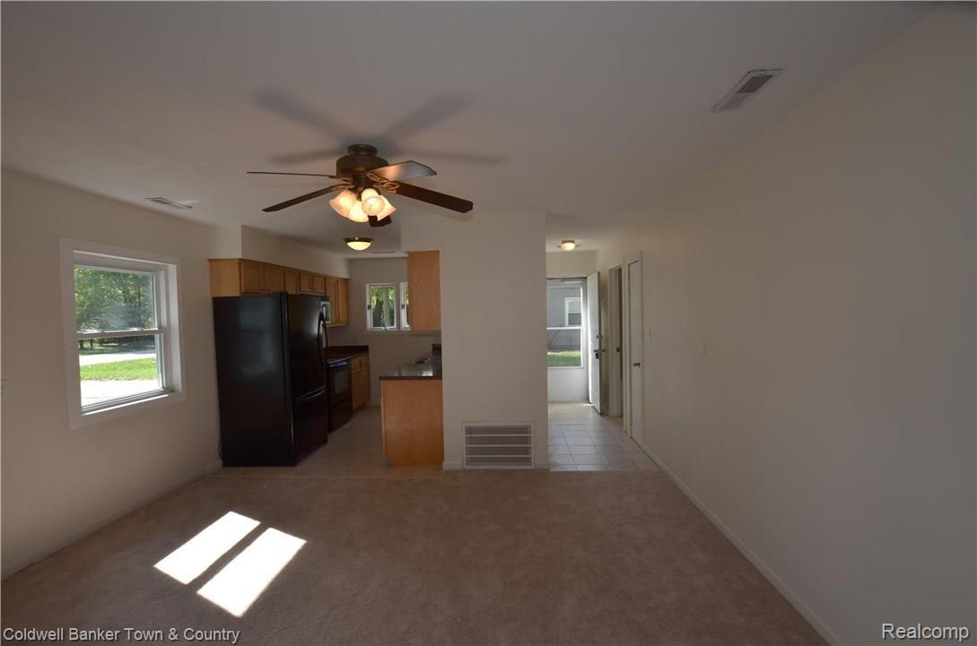 9389 Old Lee Road Brighton, MI 48116 - Photo 5 of 29 Living Area1.jpg