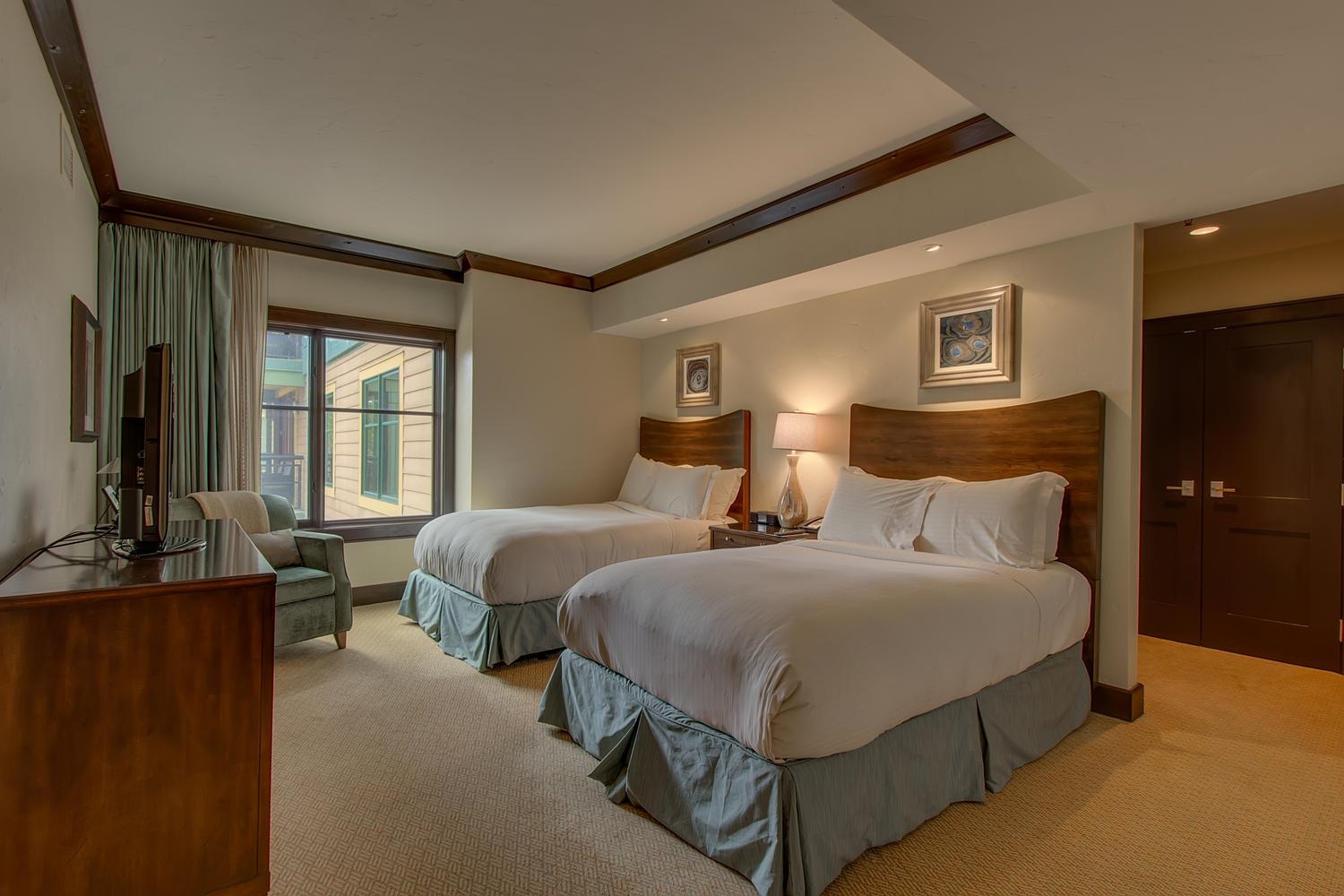 13051 Ritz Carlton Highlands Court, Unit 4308 INTEREST 8 Truckee, CA 96161 - Photo 13 of 26 a spacious bedroom with two beds and a couch