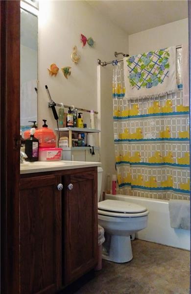 105 Elliott Road Grove City, PA 16127 - Photo 17 of 20 Main floor Full Bathroom