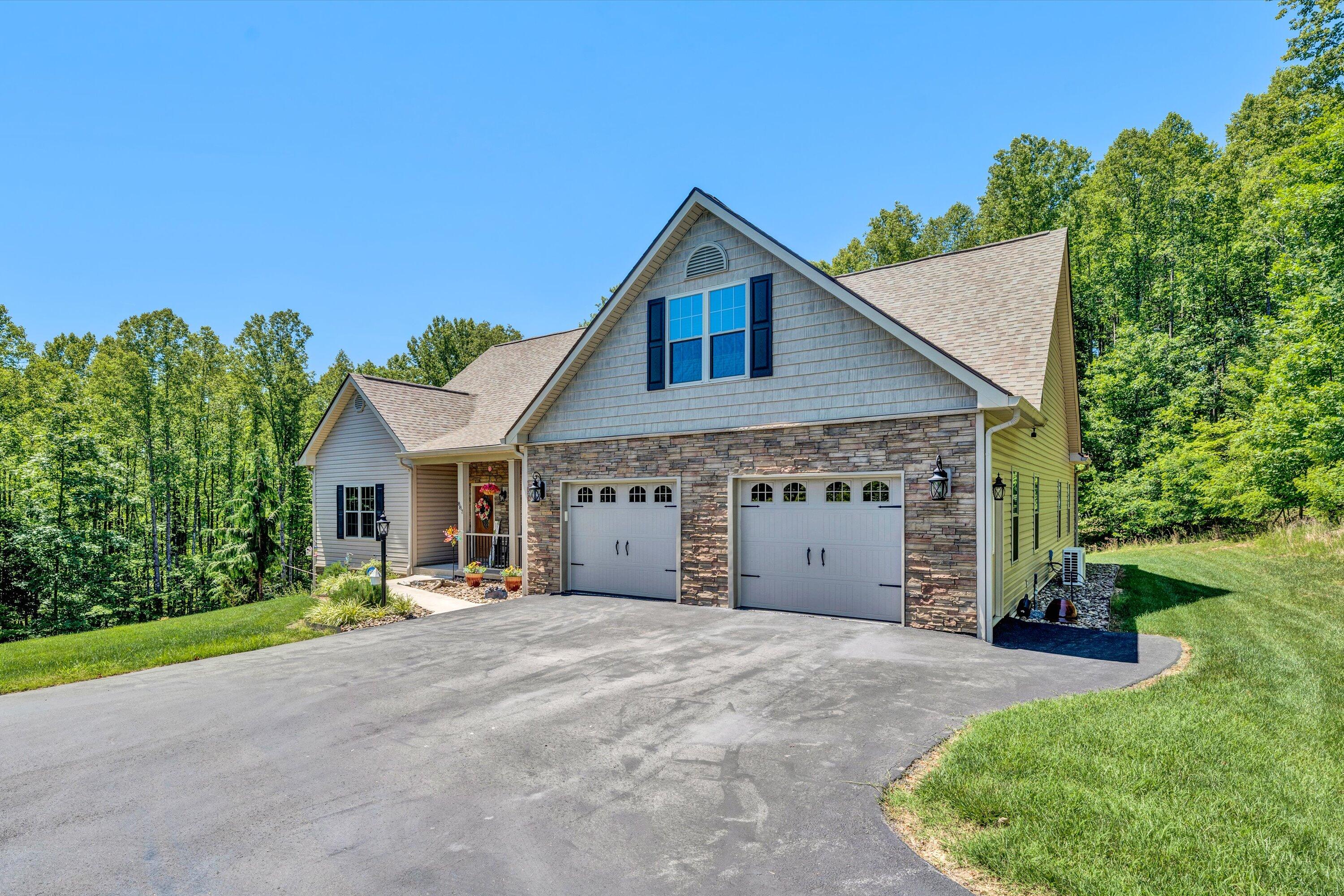 887 Thornblade Way Blue Ridge, VA 24064 - Photo 3 of 56 03-053120240062