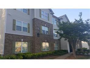 a black and white photo of a building