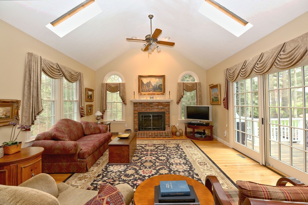 326 Dutton Road Sudbury, MA 01776 - Photo 10 of 30