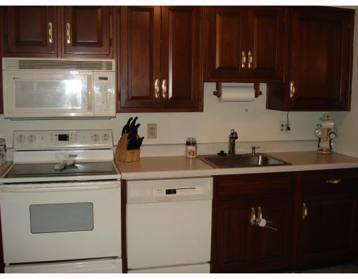 122 Fox Run Road Cranberry Township, PA 16066 - Photo 4 of 17 Kitchen. The kitchen has beautiful cabinetry with ample counter space.