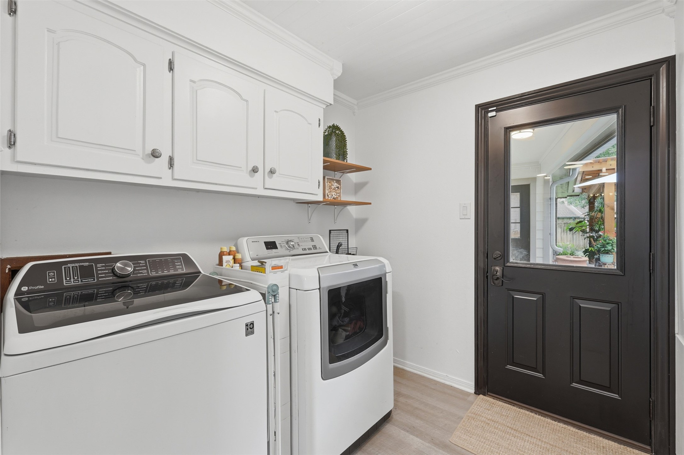 6126 Hickorycrest Drive Spring, TX 77389 - Photo 21 of 50 Laundry area with washer and dryer, with access to the backyard.