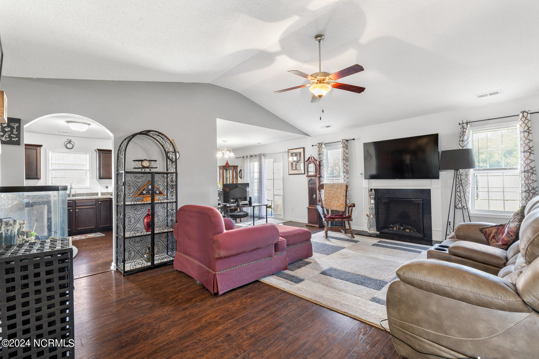 303 Merin Height Road Jacksonville, NC 28546 - Photo 3 of 25 Living Room W Vaulted Ceiling