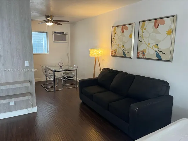 $1,950 | 740 Michigan Avenue, Unit 9, Miami Beach, FL 33139