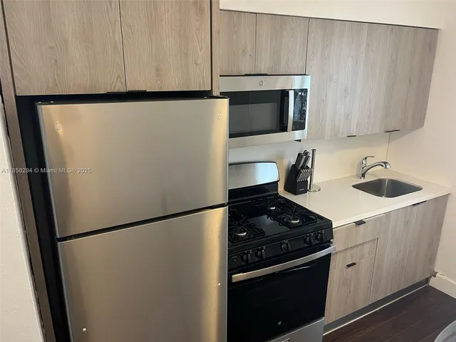 $1,950 | 740 Michigan Avenue, Unit 9, Miami Beach, FL 33139