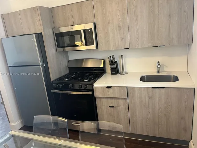 $1,950 | 740 Michigan Avenue, Unit 9, Miami Beach, FL 33139