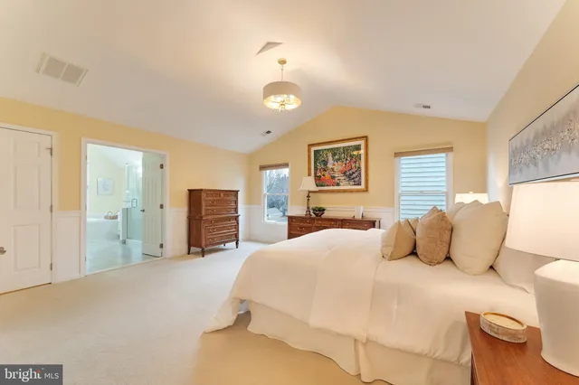 a view of yard with green space