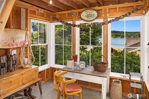 $1,650,000 | 10050 Southwest Dock Street, Vashon, WA 98070