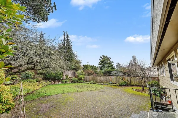 $5,750 | 7028 39th Avenue Northeast, Seattle, WA 98115
