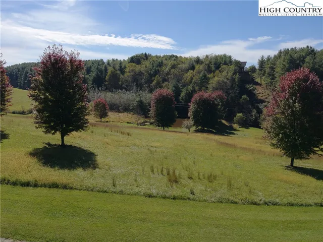 a sign that is on the wall of a building