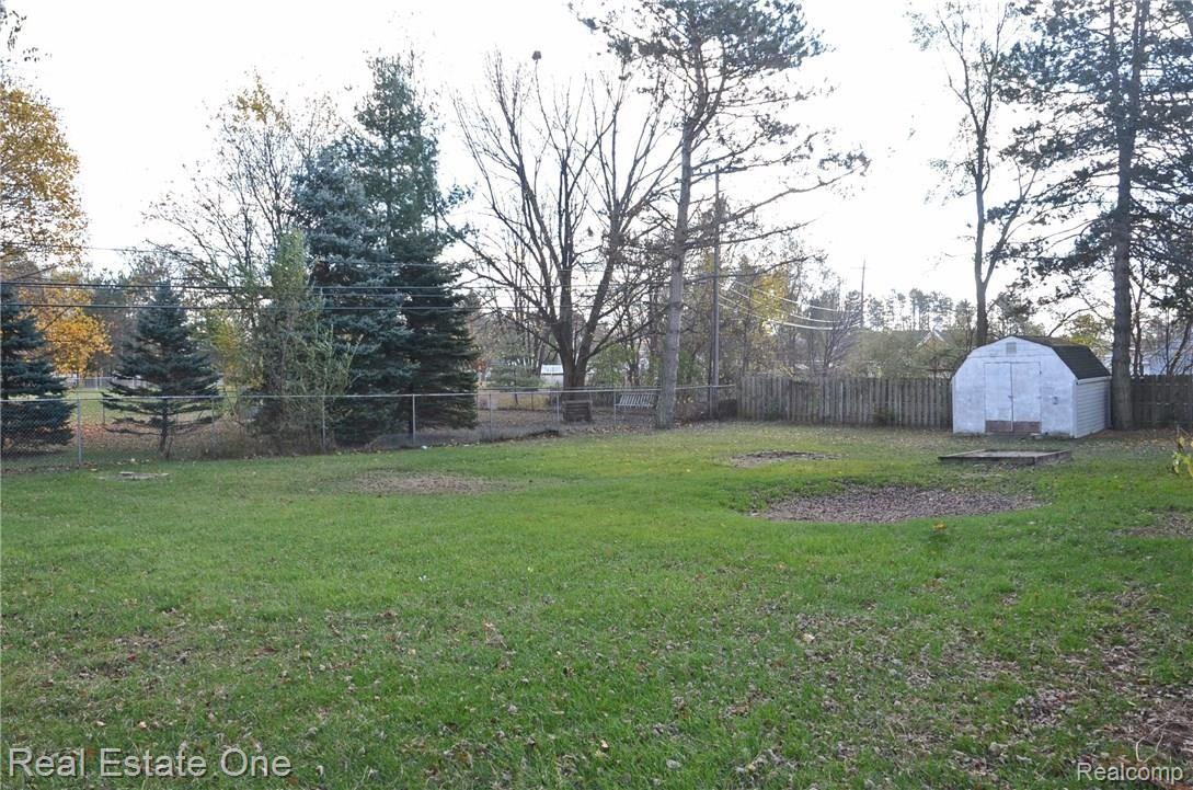 5520 Pine Knob Road Clarkston, MI 48346 - Photo 19 of 24 Fenced back yard - Looking southeast from the northern property line
