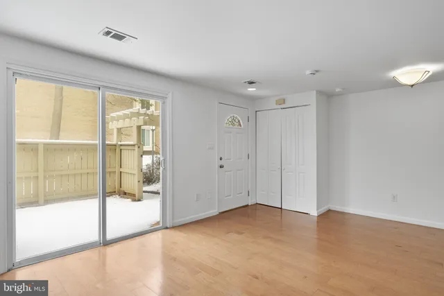 $2,300 | 8619 Welbeck Way, Gaithersburg, MD 20886