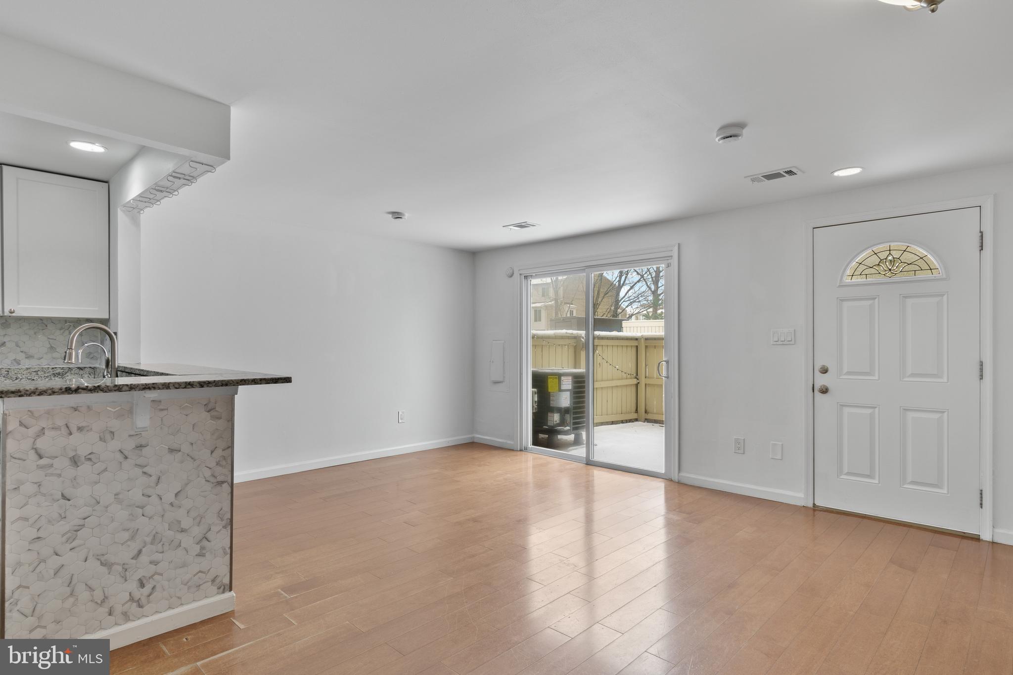 8619 Welbeck Way Gaithersburg, MD 20886 - Photo 4 of 25