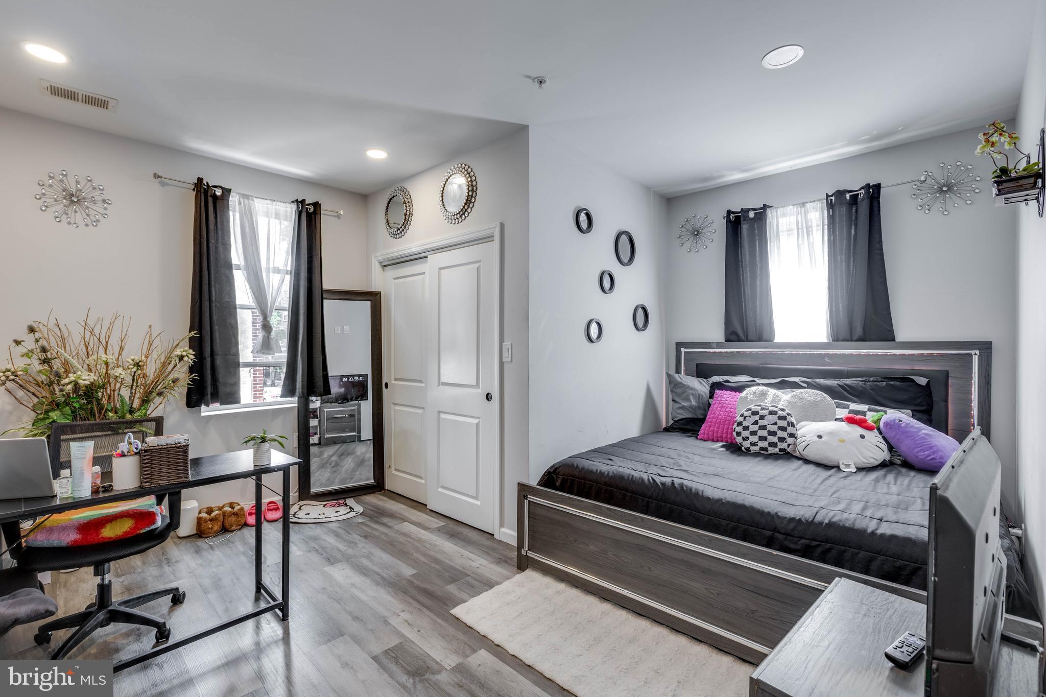 623 West Oxford Street Philadelphia, PA 19122 - Photo 8 of 26 a living room with furniture and a window