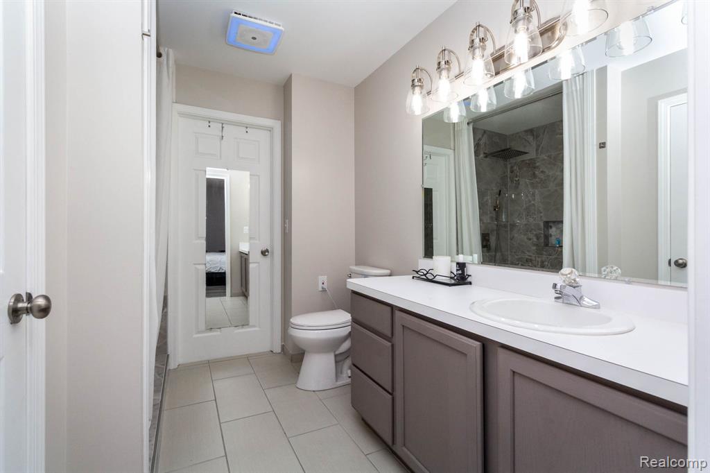 6075 Davison Road Burton, MI 48509 - Photo 11 of 23