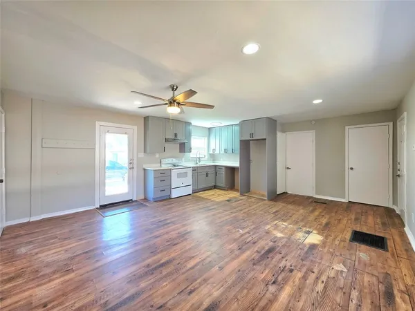 $950 | 208 Cemetery Road, Unit 1, Willis, TX 77378