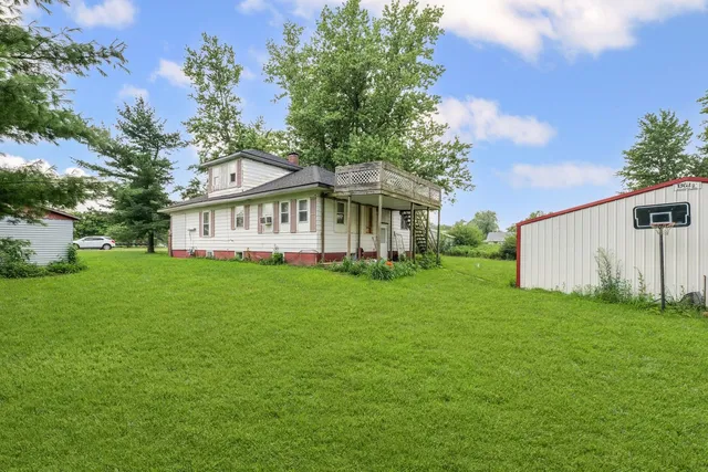 a view of a house with backyard and garden