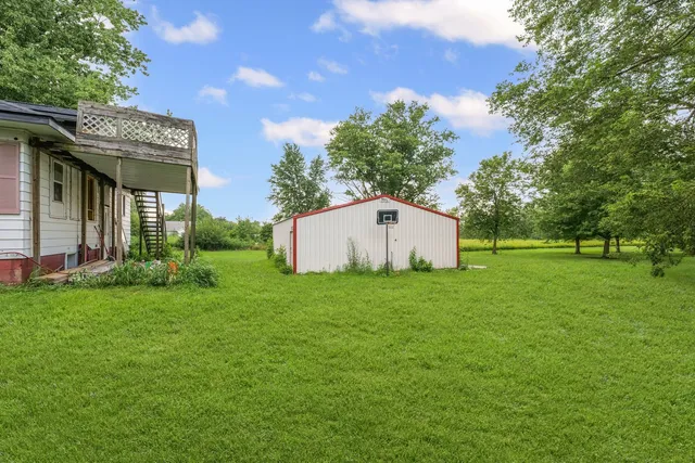 a view of a house with backyard and garden