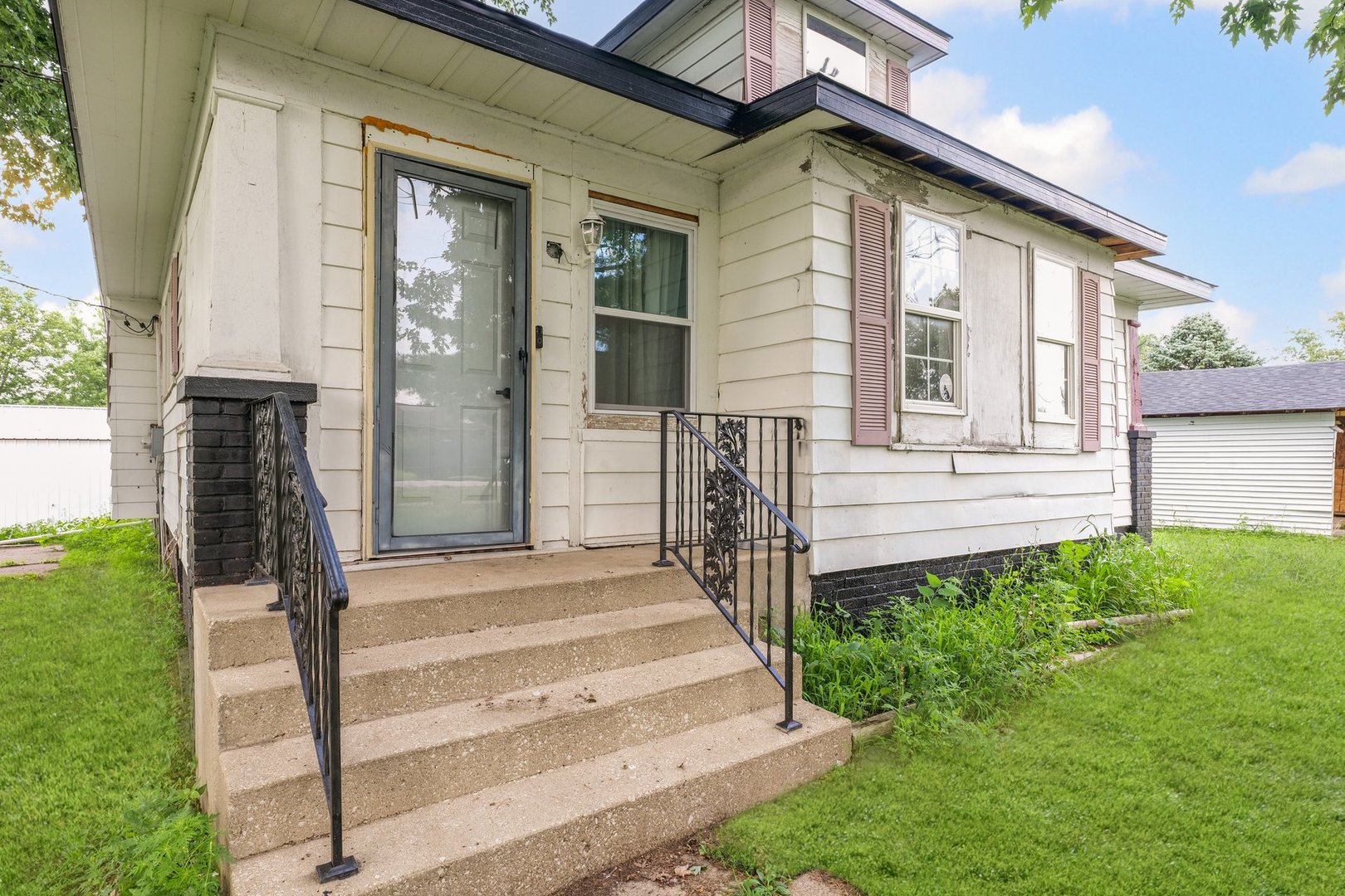 3609 Artesian Avenue Armstrong, IL 61812 - Photo 4 of 32 a front view of a house with a garden