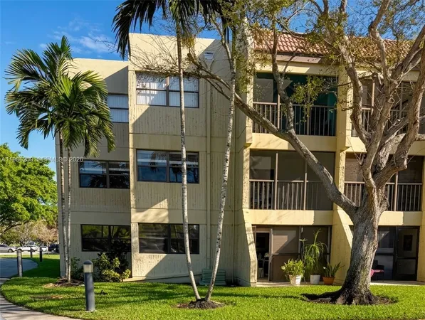 $2,600 | 220 Lakeview Drive, Unit 102, Weston, FL 33326