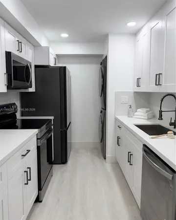 $2,600 | 220 Lakeview Drive, Unit 102, Weston, FL 33326