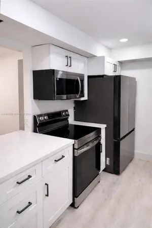 $2,500 | 220 Lakeview Drive, Unit 102, Weston, FL 33326