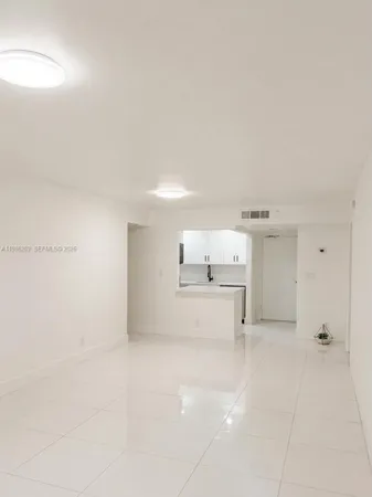 $2,500 | 220 Lakeview Drive, Unit 102, Weston, FL 33326