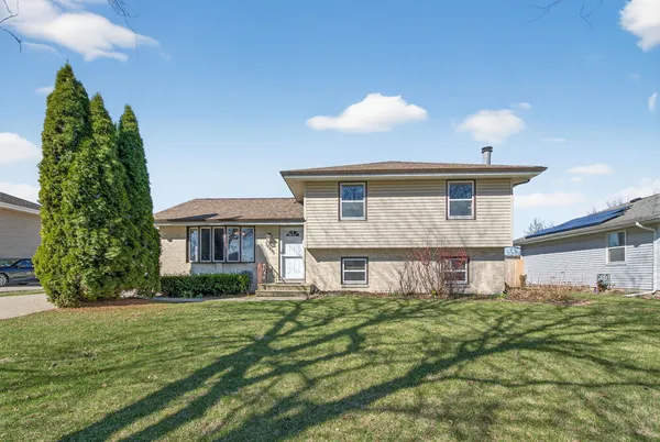 $340,000 | 3005 Art Schultz Drive, Plainfield, IL 60586