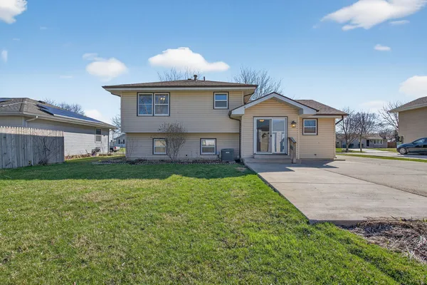 $340,000 | 3005 Art Schultz Drive, Plainfield, IL 60586