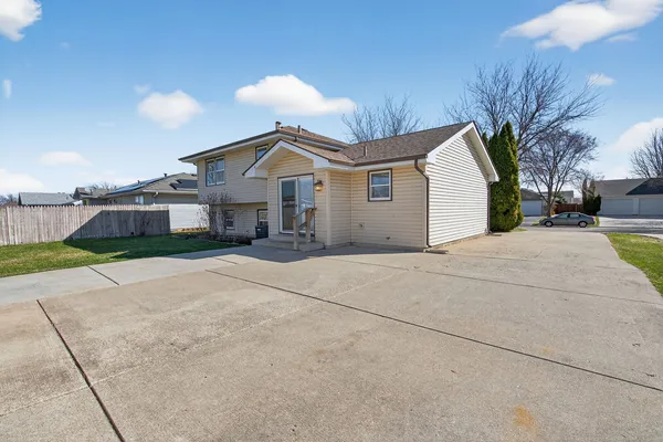 $340,000 | 3005 Art Schultz Drive, Plainfield, IL 60586