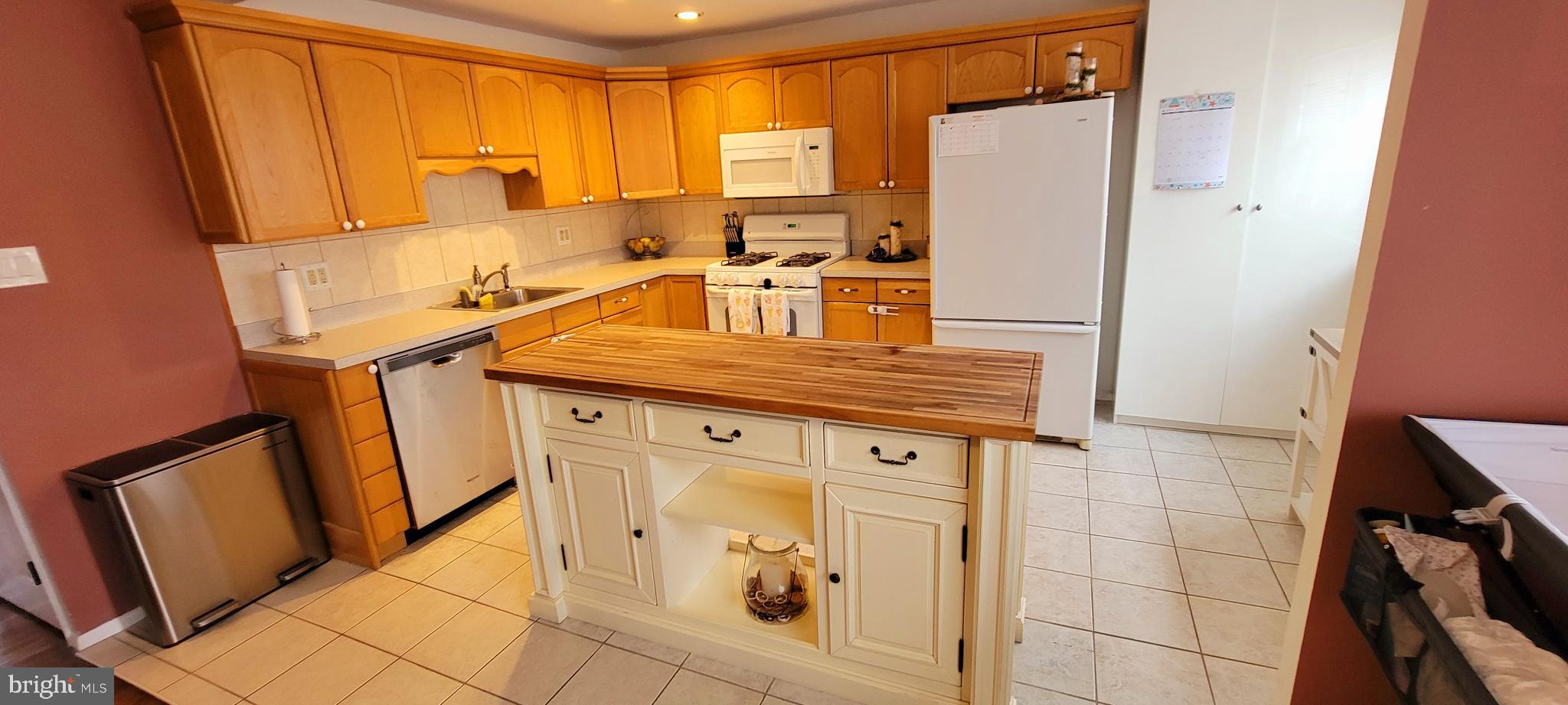 12032 Tyrone Road Philadelphia, PA 19154 - Photo 8 of 22