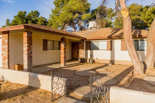 543 South Warner Street Ridgecrest, CA 93555 - Photo 3 of 27 a front view of a house with a yard