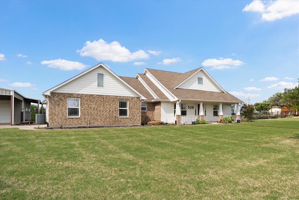 528 Hubbard Circle Nevada, TX 75173 - Photo 4 of 38 a front view of a house with a garden