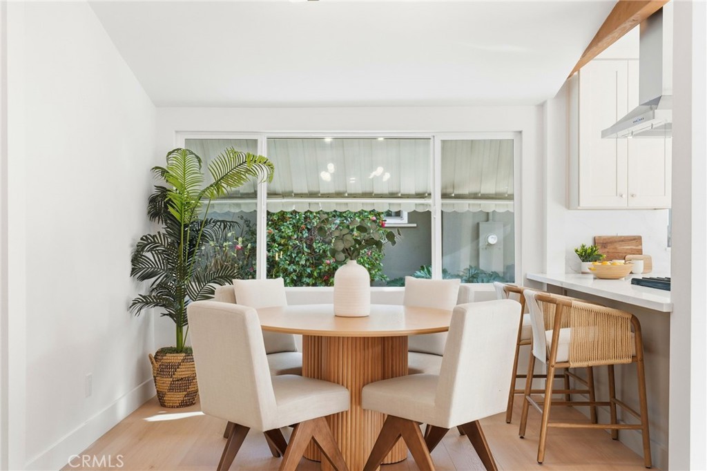 829 North Valley Street Burbank, CA 91505 - Photo 16 of 58 a dining room with furniture a bathtub and chandelier