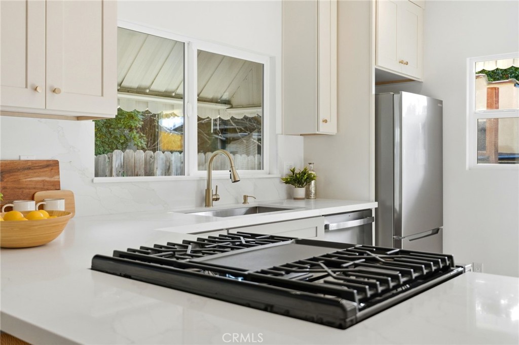 829 North Valley Street Burbank, CA 91505 - Photo 17 of 58 a kitchen with granite countertop a stove and a refrigerator