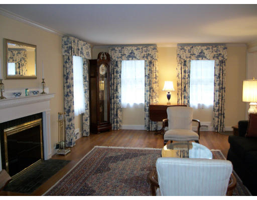 158 Hampshire Road Wellesley, MA 02481 - Photo 4 of 14 Gallery Image 4