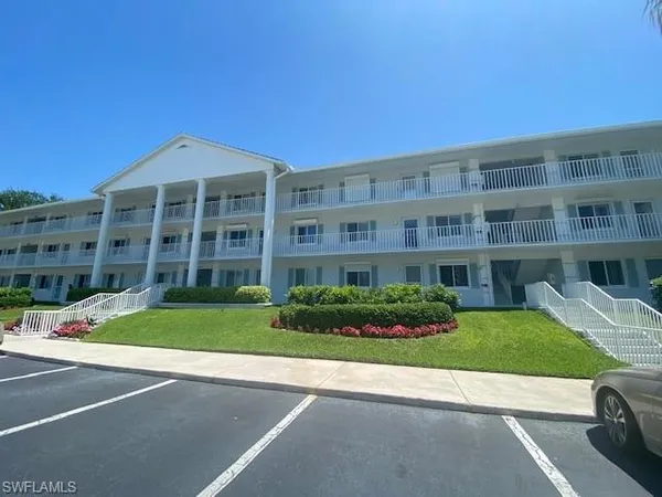 $5,600 | 10682 Gulf Shore Drive, Unit 304C, Naples, FL 34108