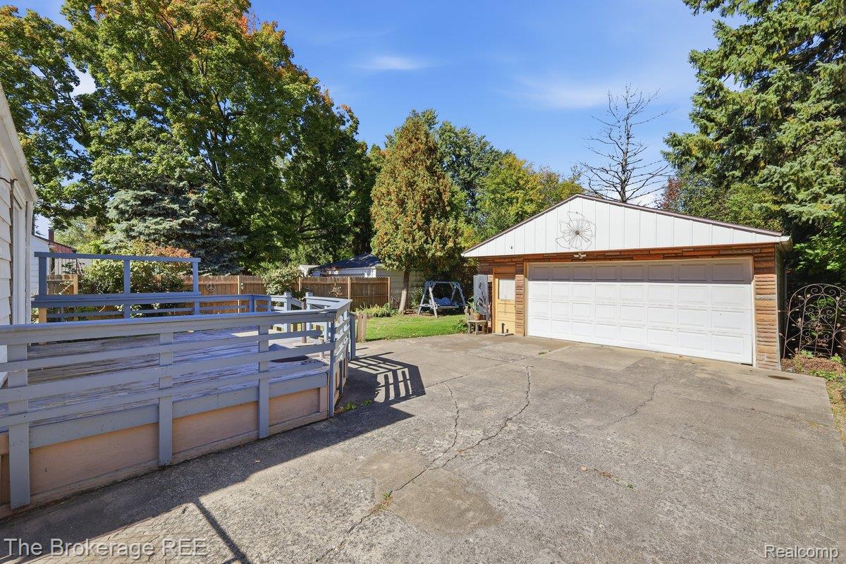 613 East Atherton Road Flint, MI 48507 - Photo 30 of 42 Spacious concrete driveway leading to a detached garage