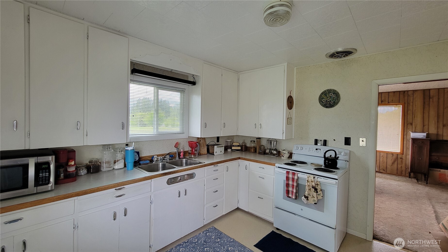 1296 Highway 12 Chehalis, WA 98532 - Photo 8 of 33 a kitchen with a sink and cabinets