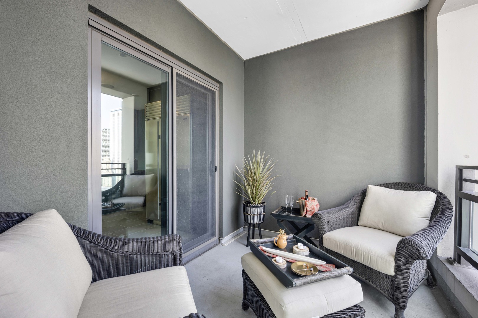 130 North Garland Court, Unit 3001 Chicago, IL 60602 - Photo 22 of 63 a living room with furniture and a potted plant